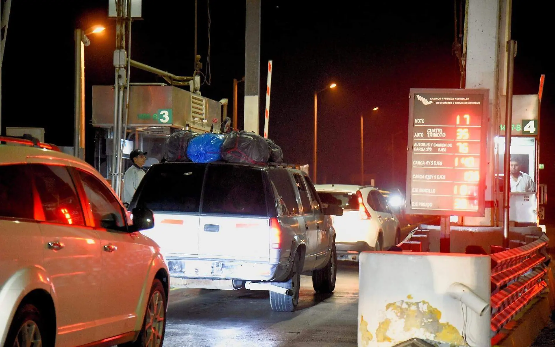 Puente de tampico atiborrado por vehículos ante llegada por Navidad 